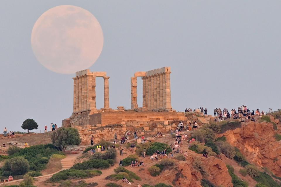 <p>In Athens, Greece, the Temple of Poseidon provided a stunning spot for seeing the total lunar eclipse. </p>