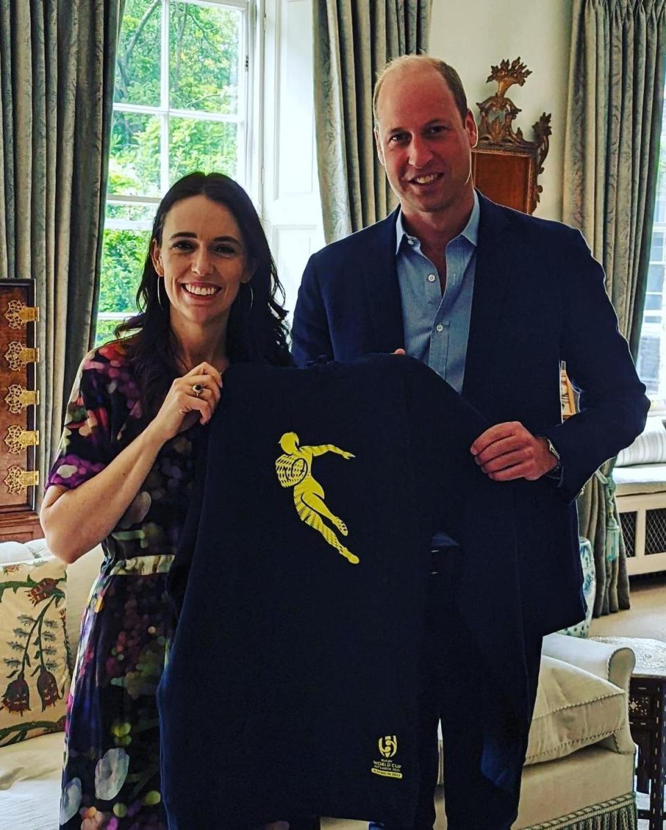阿德恩（左）此行也有見到威廉王子，和他分享022年紐西蘭世界盃女子橄欖球賽的紀念上衣。（翻攝Jacinda Ardern臉書）