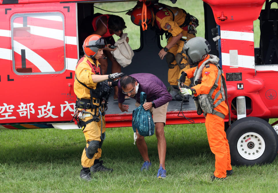 花蓮大地震搶救行動進入第二天，空勤總隊直升機進入災區搶救傷患，安全撤出受困民眾。記者劉學聖／攝影