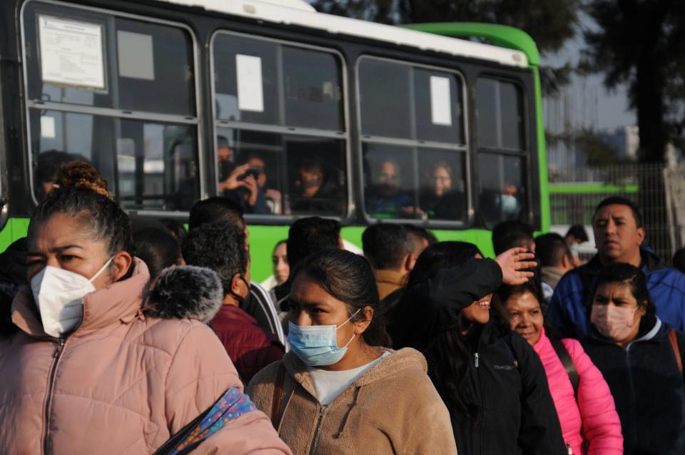 Mujeres abordan un autobús de RTP, en el paradero de Indios Verdes. FOTO: Daniel Augusto/Cuartoscuro.com 