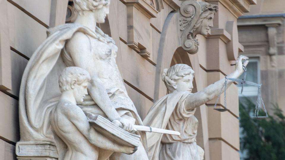 Vor dem Landgerichtsgebäude in Ulm steht u.a. eine Statue der Justitia.