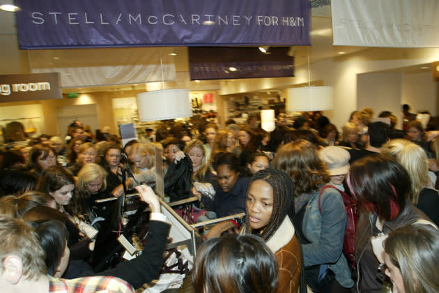 Riesentrubel auch beim Launch der Kollektion von Stella McCartney. Kein Wunder! Was auch immer Miss McCartney entwirft, verdient den Haben-will-Stempel. 2005 gab’s die coolen Klamotten der Britin auch für den kleine Geldbeutel. Für... (Bild: Rex Features)