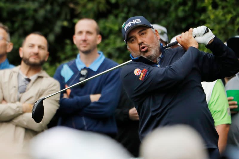 FOTO DE ARCHIVO-Ángel Cabrera, de Argentina, golpea desde el tee del hoyo 14 durante el último día de prácticas del torneo de golf Masters 2018 en el Augusta National Golf Club en Augusta, Georgia, Estados Unidos.