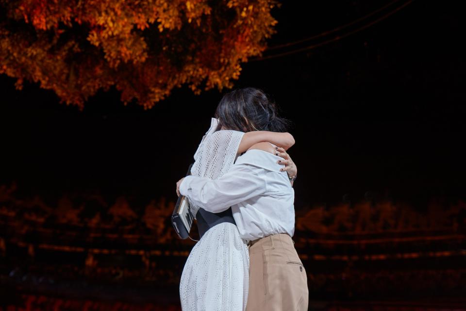 陳綺貞（左）拭淚唱不下去，劉若英送上溫暖抱抱。相信音樂提供