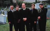 2007 wurde ein bedeutendes Stück Fernsehgeschichte zu Grabe getragen. "The Sopranos" (21 Emmys, fünf Golden Globes) endete nach 86 Folgen in sechs Staffeln mit einer aufwühlend offenen Schlusssequenz. Von links: Tony Sirico, Steve Van Zandt, James Gandolfini, Michael Imperioli und Vincent Pastore. Und doch war dies nicht das Ende ... (Bild: Getty Images)