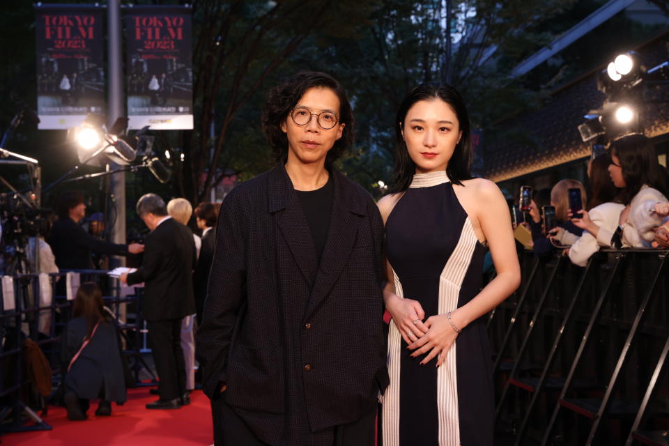 《青春並不溫柔》導演蘇奕瑄（左）與演員葉曉霏登上開幕紅毯。（東京國際影展提供）