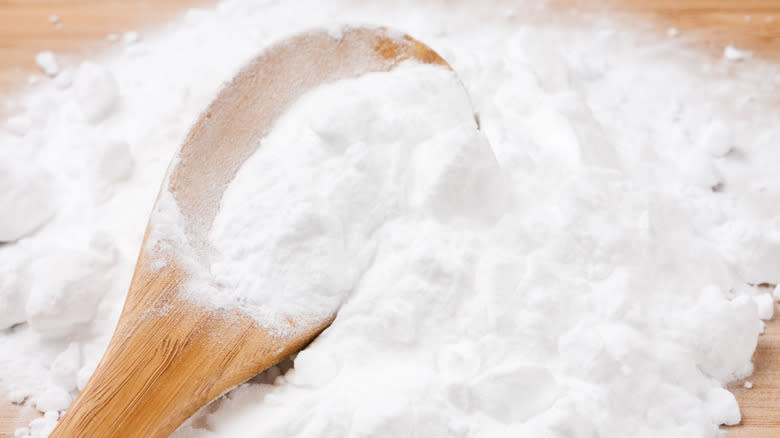 pile of baking soda and wooden spoon