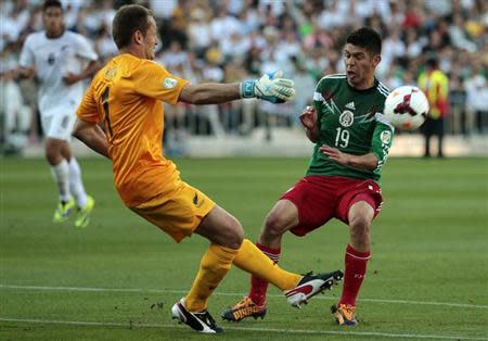 Mexico's Oribe Peralta (R) and New Zealand's Glen Moss fight for the ball during their 2014 World Cup qualifying playoff second leg soccer match at Westpac Stadium in Wellington November 20, 2013. REUTERS/Anthony Phelps