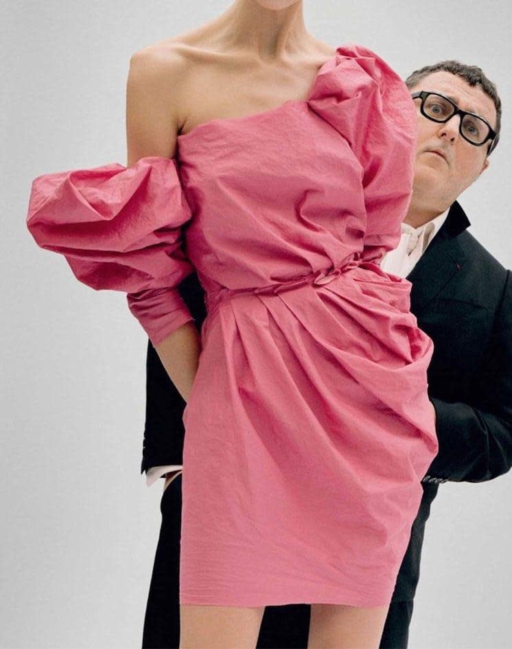 單肩荷葉邊宮廷袖洋裝是Alber Elbaz（右）最代表性的設計，他更曾與H&M聯名，掀起一陣搶購風潮。（翻攝自《Antidote》）