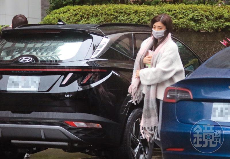 3月28日15時51分，張捷開車載著妻女抵達歐陽妮妮家，夏如芝先行下車，這輛韓國品牌新車是夏如芝送給張捷的禮物，售價約百萬元出頭。