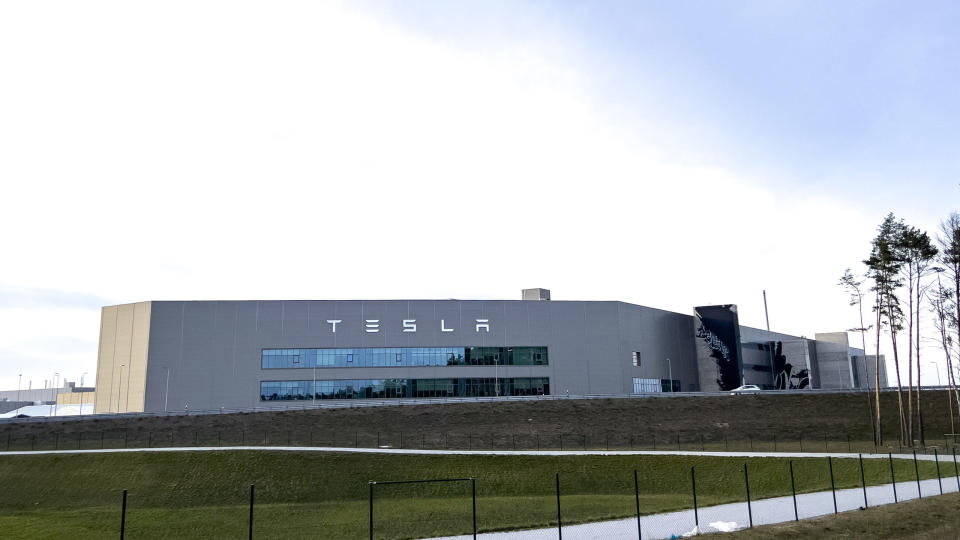 Archivbild: Fabrik von Tesla in Grünheide. Droht hier bald der Produktionsstopp? - Copyright: picture alliance / HMB Media | Uwe Koch