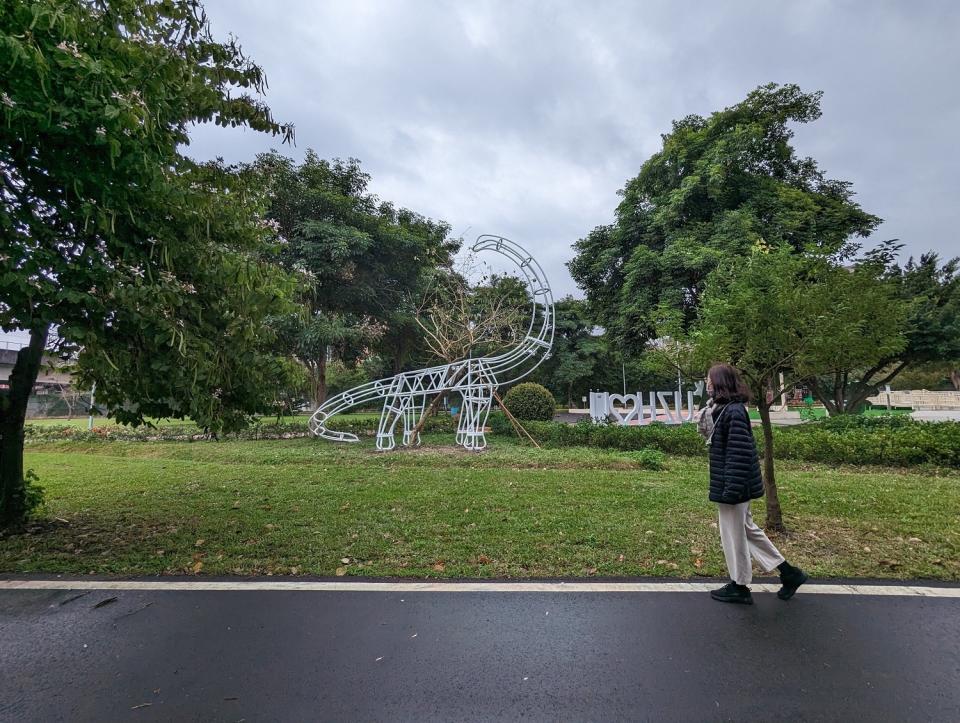 雷龍低頭回眸的造型，像是注視一旁的民眾。   圖：新北市高灘處/提供