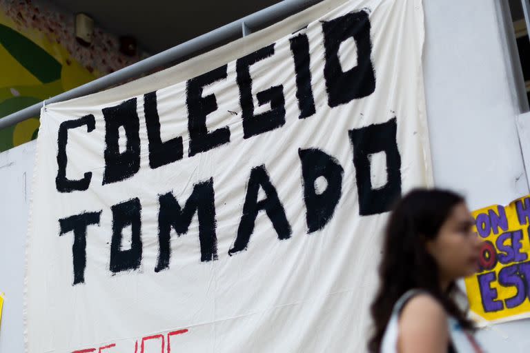 El fin de semana en la toma de colegio de la Escuela de Mœsica Juan Pedro Esnaola.