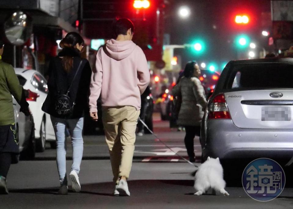 2月17日00：15，逛完夜市，唐治平牽著狗狗散步。