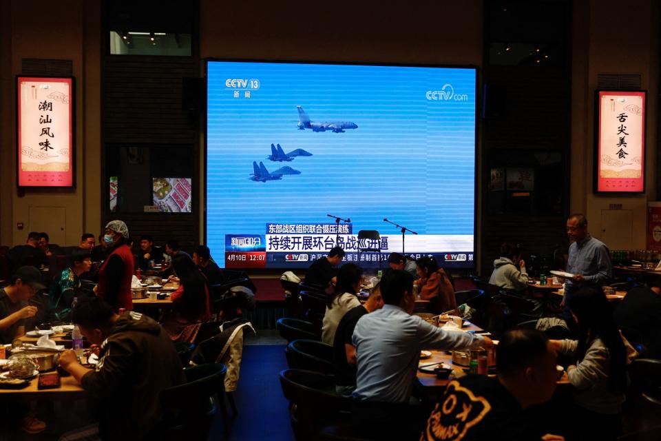 2023年4月10日，中國北京一間餐廳裡的螢幕牆播放共軍東部戰區戰機參加對台灣「聯合利劍」軍演畫面。路透社