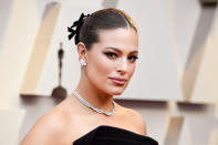 <p>Streng zurückgekämmtes Haar und Mittelscheitel waren auch bei dem Plus-Size-Model angesagt. Ashley Graham rundete den Look mit dezentem Make-up, Ohrringen in Schmetterlinksform und einem Diamant-Collier ab. </p>