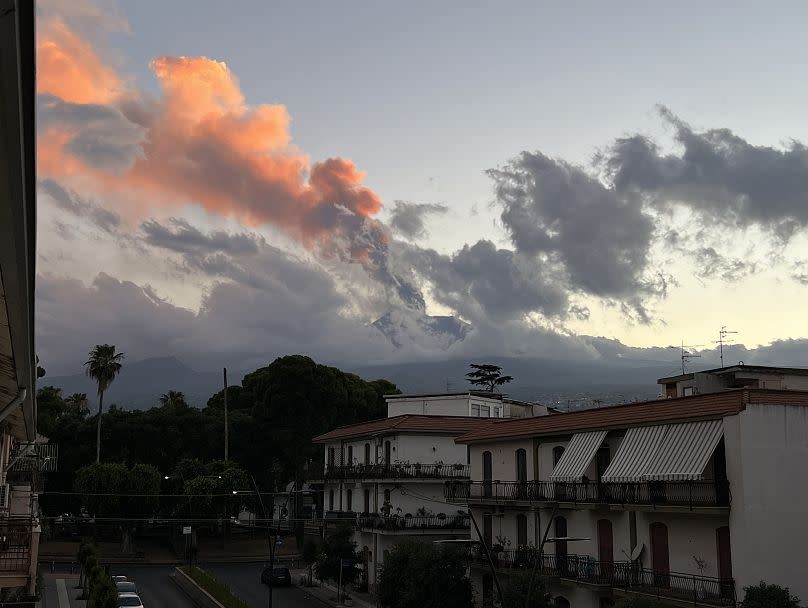 La erupción del Etna es visible desde la ciudad de Riposto, en la ladera oriental del volcán.