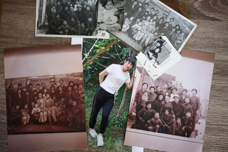 Kim Kyu-li montre des photos de famille FR sa soeur disparue, la nord-coréenne Kim Cheol Ok (c), lors d'un entretien avec l'AFP à son domicile de Londres, le 25 mars 2024 (Henry NICHOLLS)