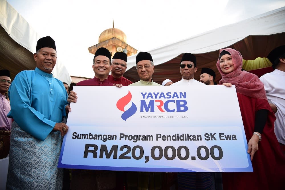 The donation was presented at a buka puasa event in Teluk Ewa, attended by Langkawi MP Tun Dr Mahathir Mohamad. – Pictures courtesy of Yayasan MRCB