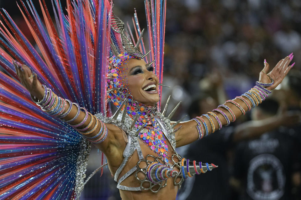 La modelo y presentadora de televisión brasileña Sabrina Sato, de la escuela de samba Gavioes da Fiel, actúa durante un desfile de Carnaval en Sao Paulo, Brasil, el domingo 11 de febrero de 2024. (AP Foto/Andre Penner)