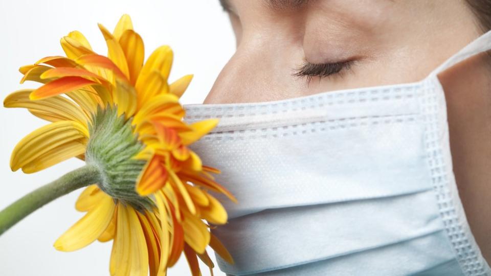 Una mujer con una mascarilla