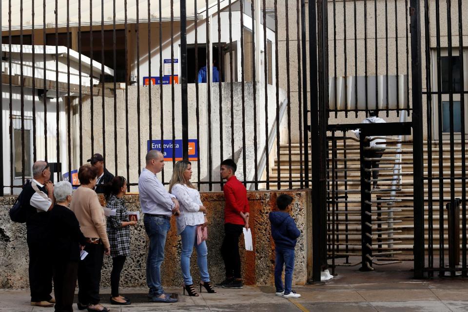 People wait in line to enter the U.S. Embassy in Havana, Cuba, January 13, 2017. REUTERS/Stringer EDITORIAL USE ONLY. NO RESALES. NO ARCHIVE