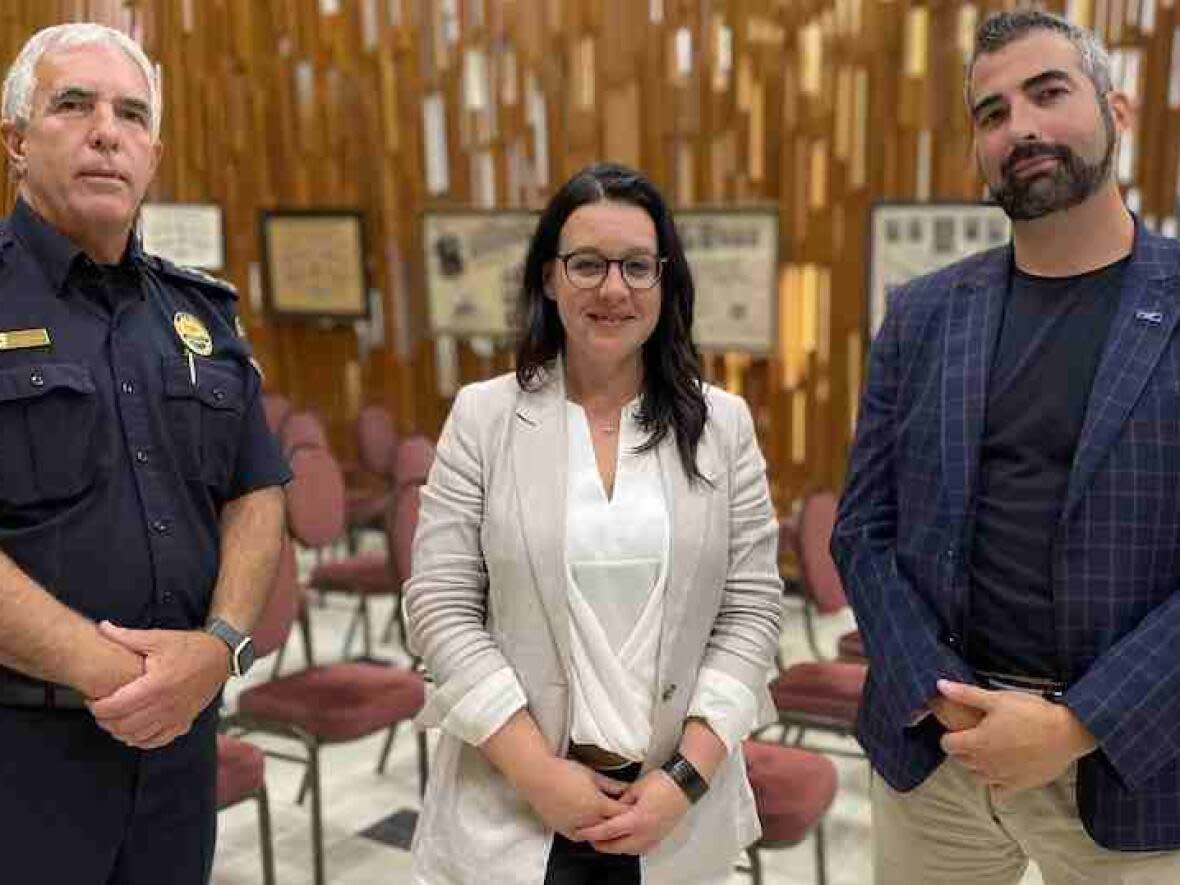 Saguenay, Que., Mayor Julie Dufour, the police Chief Denis Boucher, left, and head of the city's public security commission, Kevin Armstrong, right. (Priscilla Plamondon Lalancette/Radio-Canada - image credit)