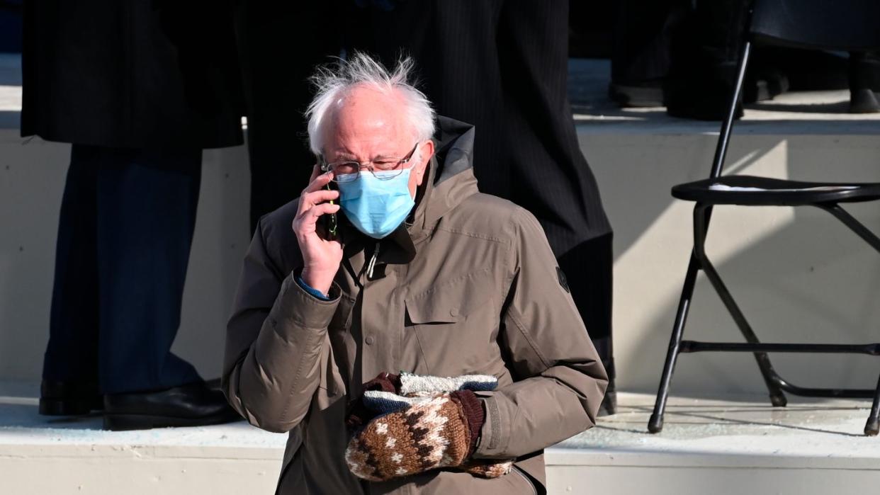 Bernie Sanders sorgte bei der feierlichen Amtseinführung des neuen US-Präsidenten Joe Biden mit seinem Look für viel Aufsehen.