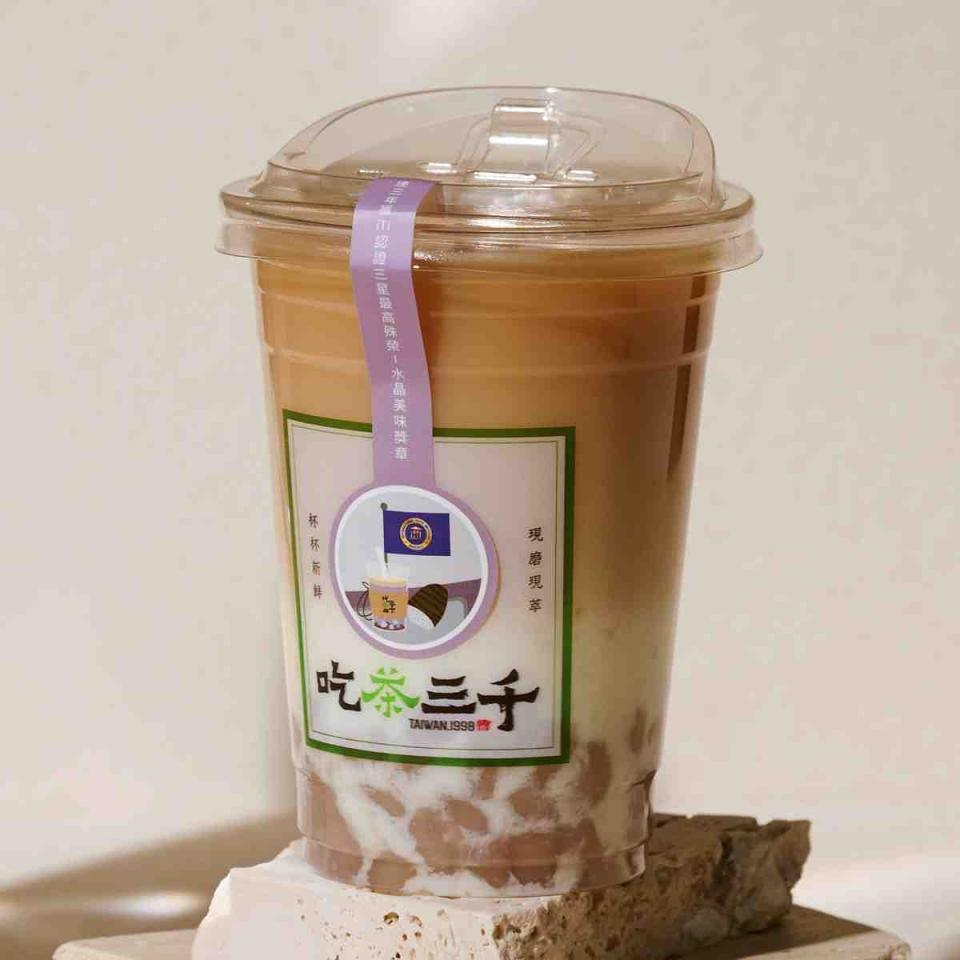 「慢熟濃芋鮮奶」(135元) 圖片來源：吃茶三千