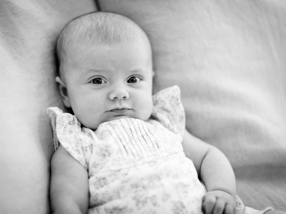 Ein wacher Blick und ein leichtes Lächeln: Das war das erste offizielle Foto der kleinen Estelle, die mit vollem Namen Estelle Silvia Ewa Mary, Prinzessin von Schweden, Herzogin von Östergötland heißt und am 23. Februar 2012 geboren wurde. 