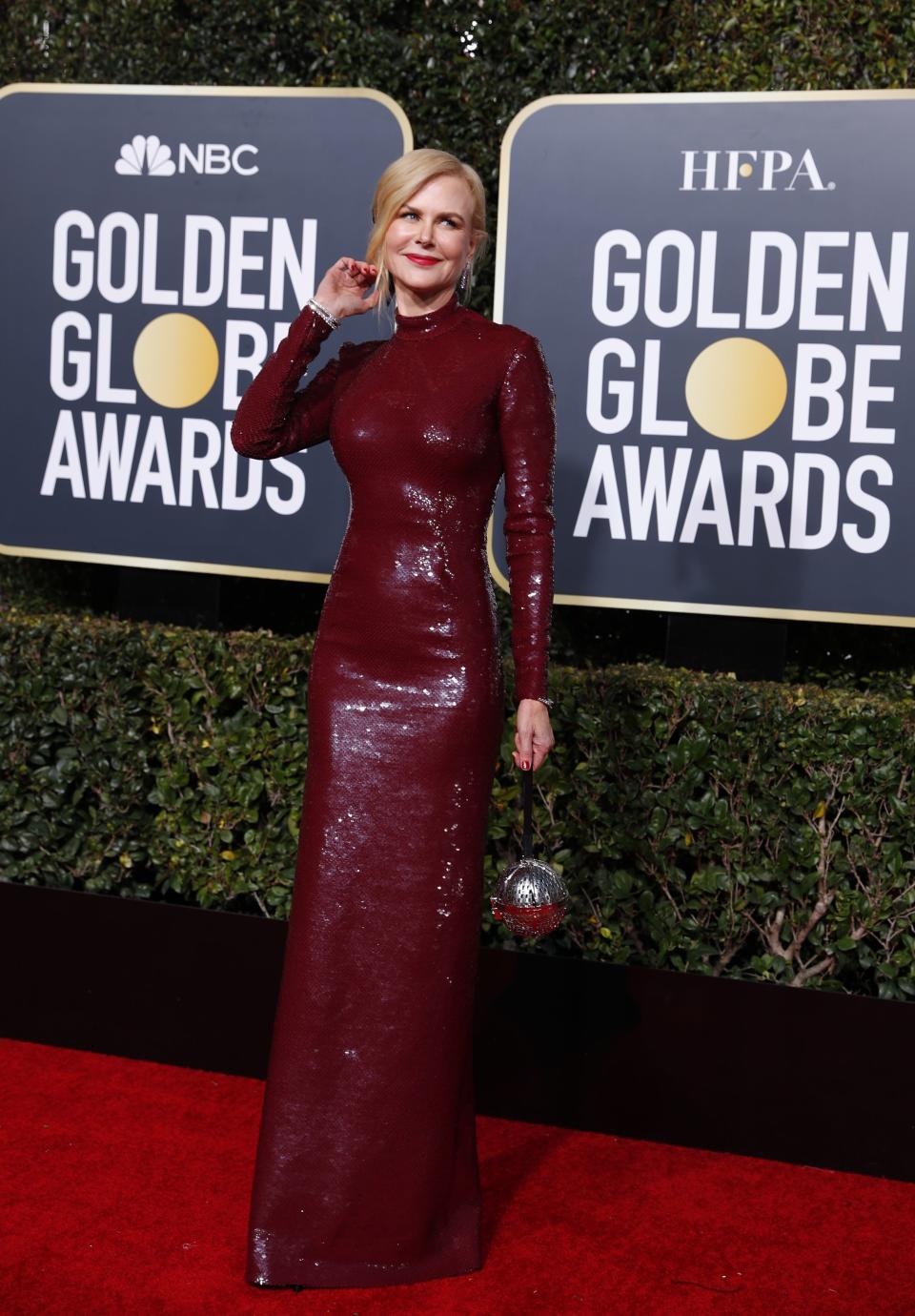 <p>Al contrario que Emmy, Nicole Kidman apostó por un ceñido vestido en tono granate intenso que le sentaba a las mil maravillas potenciando su perfecta silueta. Con cuello alto y manga larga, la diva arrasó con este outfit de Michael Kors.<br><br>(Gtres)</p> 