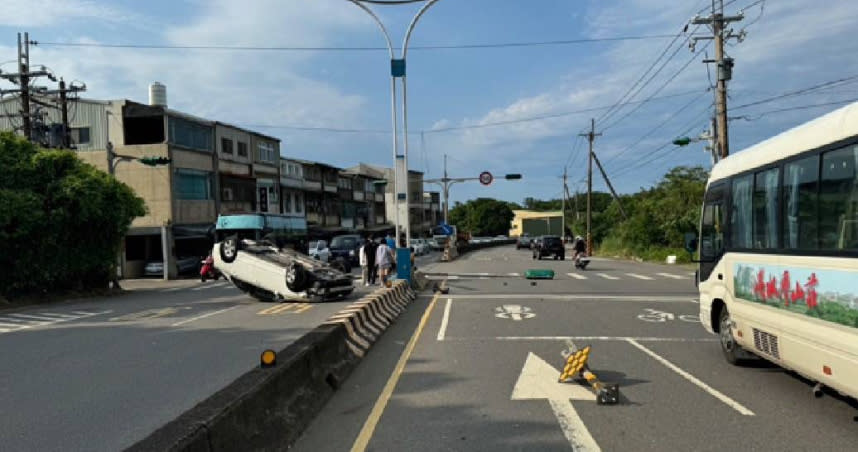 王姓駕駛承載5人駕車出遊，疑似精神不濟和未注意車前路況，自撞路口分隔島，車輛當場翻覆，所幸車上5 人皆無大礙，肇責還待警方進一步釐清。（圖／翻攝畫面）