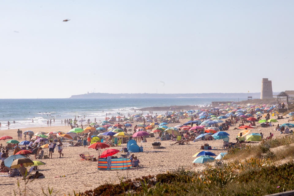 Playas hasta la bandera: Cádiz ha cerrado el acceso a algunas tras estas aglomeraciones