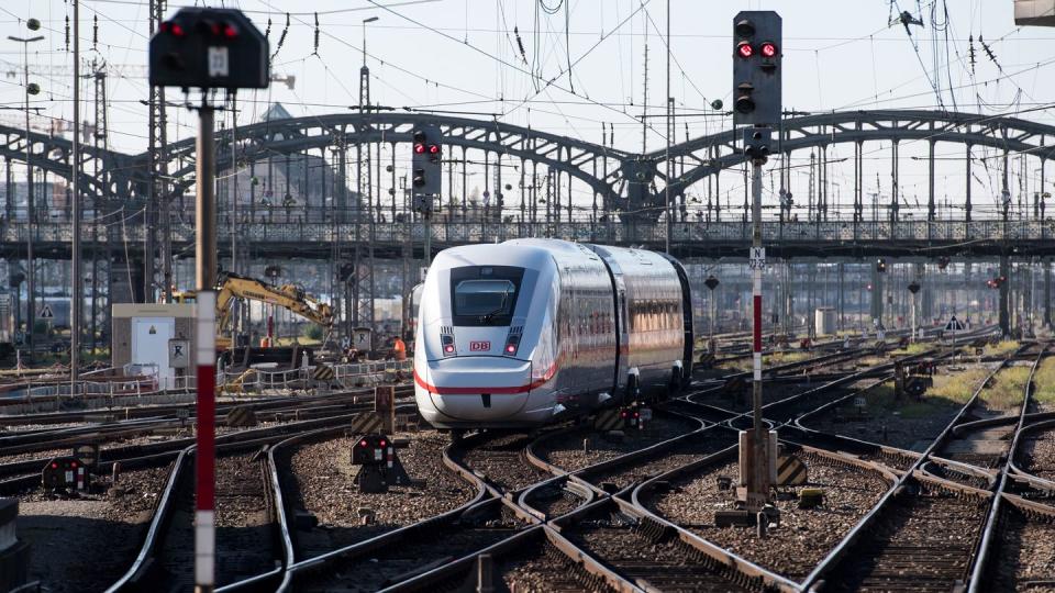 Ein ICE verlässt den Hauptbahnhof in München.