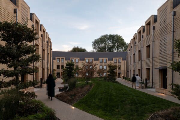 The front quad of Stephen Taylor Court is a dynamic mix of walking paths that invite pedestrians to criss-cross from front door to front door. 