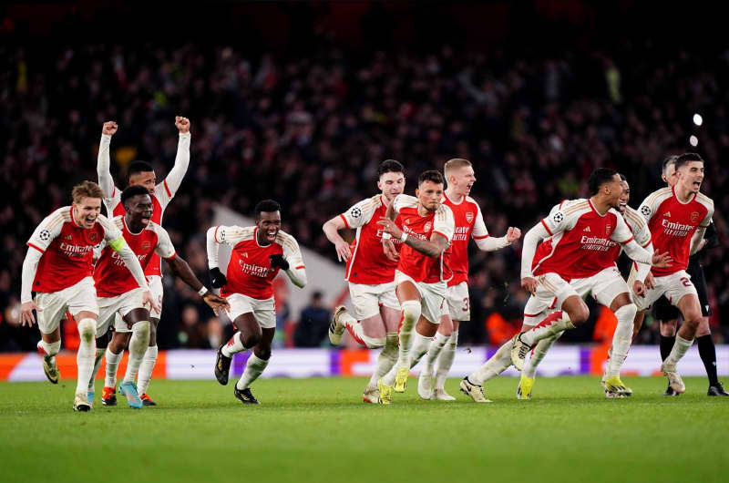 Arsenal players celebrate after winning the penalty shoot-out of the UEFA Champions League Round of 16, second leg soccer match between Arsenal and FC Porto at the Emirates Stadium. Zac Goodwin/PA Wire/dpa