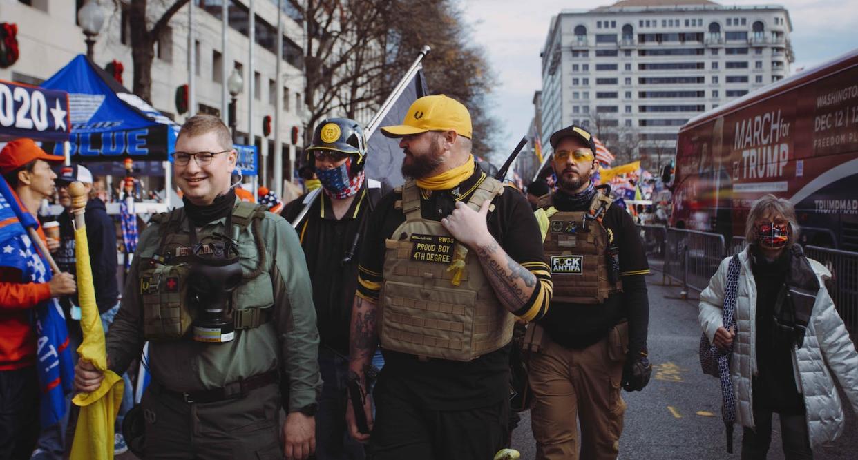 Miembros de la organización neofascista Proud Boys en una protesta a favor del presidente Donald Trump en diciembre de 2020. <a href="https://www.shutterstock.com/es/image-photo/washington-dc-usa-dec-12-2020-1873618744" rel="nofollow noopener" target="_blank" data-ylk="slk:Johnny Silvercloud / Shutterstock;elm:context_link;itc:0;sec:content-canvas" class="link ">Johnny Silvercloud / Shutterstock</a>