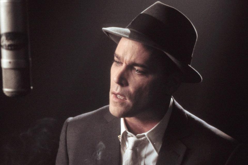 <p>An die überlebensgroße Figur trauten sich bislang nur wenige - etwa Ray Liotta 1998 (Bild) in einem HBO-Film über "The Rat Pack". Bis heute existiert aber kein großes Sinatra-Biopic, ein geplanter Film von Martin Scorsese machte immer mal wieder Schlagzeilen, wurde aber nie realisiert. (Bild: Getty Images)</p> 