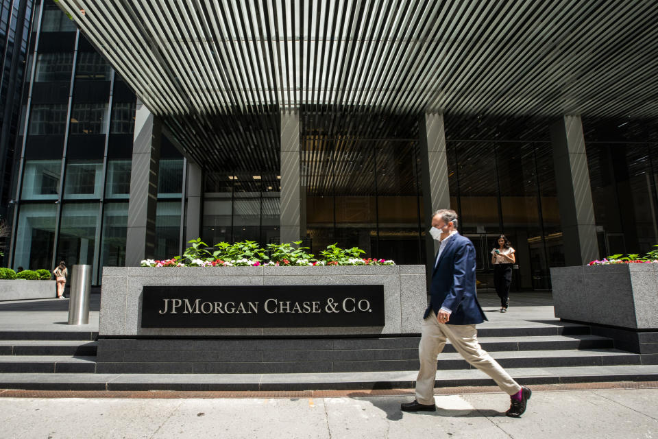 Gente camina afuera de la sede de JPMorgan Chase & Co. el 12 de junio de 2023 en Nueva York. (Foto de Eduardo Muñoz Álvarez/VIEWpress)