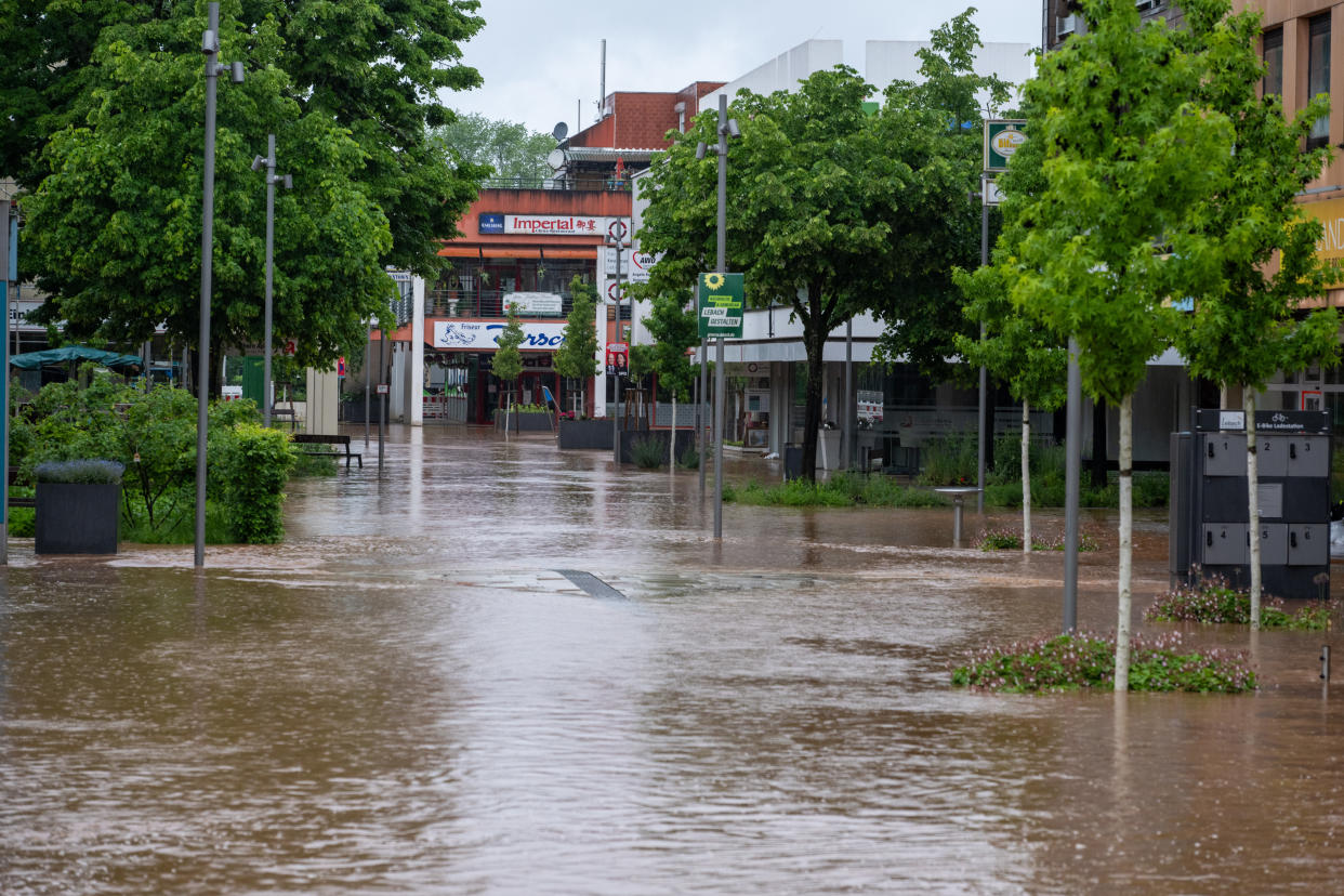 Das Hochwasser der Theel hat Teile der Innenstadt von Lebach im Saarland überflutet (Bild: Harald Tittel/dpa)