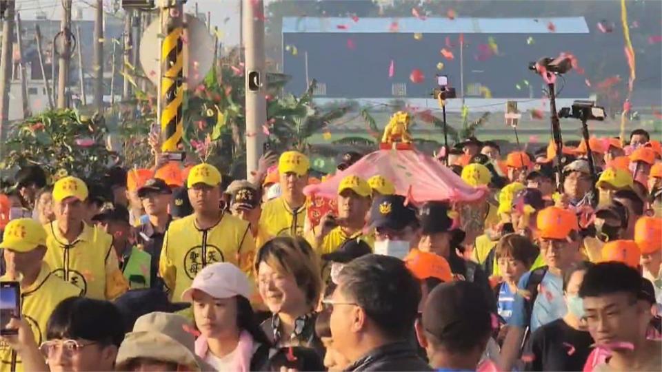 「粉紅超跑」回鑾急行軍　香燈腳要小跑步才跟得上