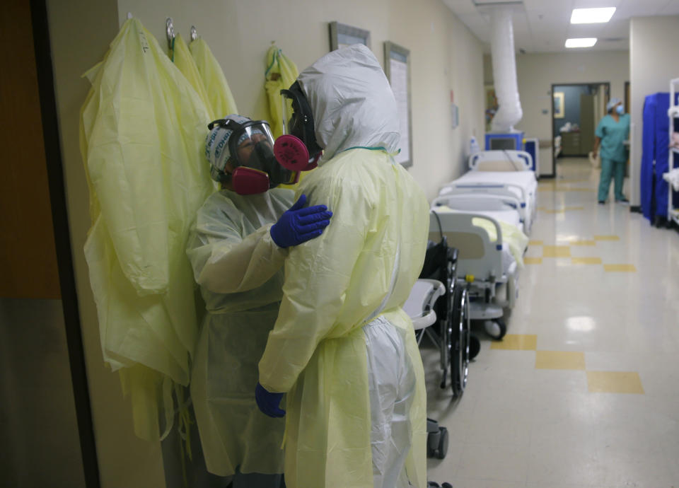 Personal médico hablando mientras atienden a pacientes de COVID-19 en el hospital DHR Health, el miércoles 29 de julio de 2020 en McAllen, Texas. (AP Foto/Eric Gay)