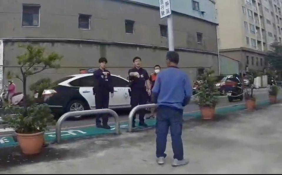 2名員警在男子前方規勸並吸引其注意。（圖／翻攝畫面）