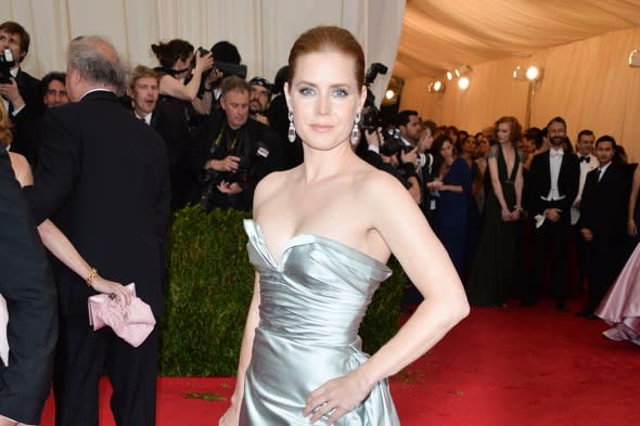 Amy Adams swaps first class seat with soldier in economy