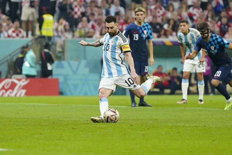 Lionel Messi convirtió el primer gol de Argentina contra Croacia por semifinales de la Copa del Mundo