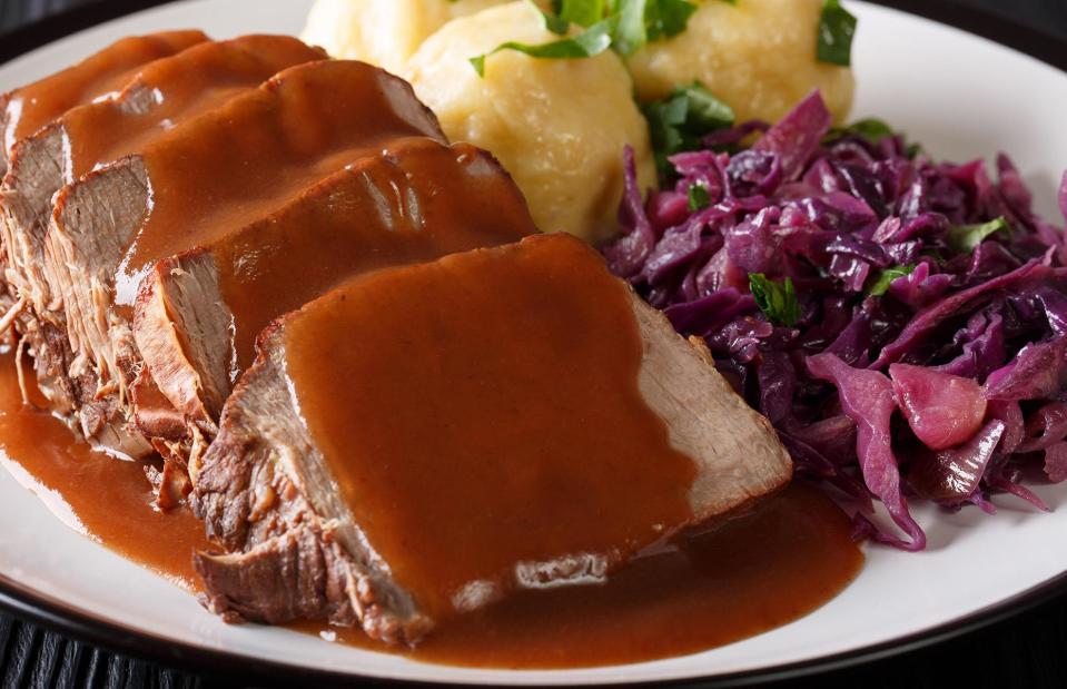 Wer kennt ihn nicht, den deutschen Sauerbraten? (Bild: Sergii Koval/Alamy Stock Photo)