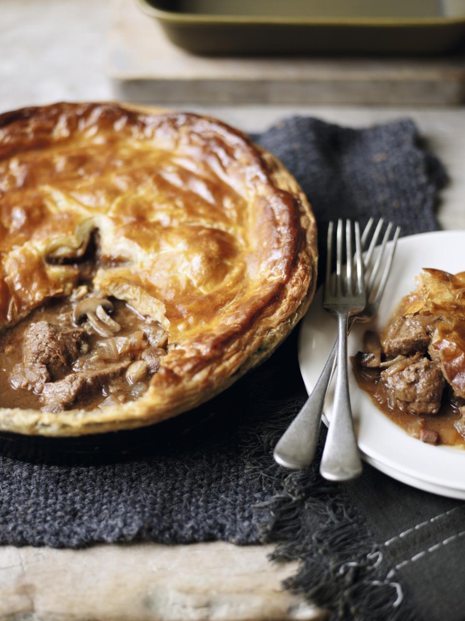 <p>Il n’y a pas seulement de la Guinness dans <a rel="nofollow noopener" href="http://www.waitrose.com/content/waitrose/en/home/recipes/recipe_directory/s/steak_and_guinness_pie.html" target="_blank" data-ylk="slk:cette version;elm:context_link;itc:0;sec:content-canvas" class="link ">cette version</a> classique de la tarte à la viande, il y a également un grand verre de vin rouge. À la vôtre ! [Photo : <a rel="nofollow noopener" href="http://www.waitrose.com/recipes" target="_blank" data-ylk="slk:www.waitrose.com/recipes;elm:context_link;itc:0;sec:content-canvas" class="link ">www.waitrose.com/recipes</a>] </p>