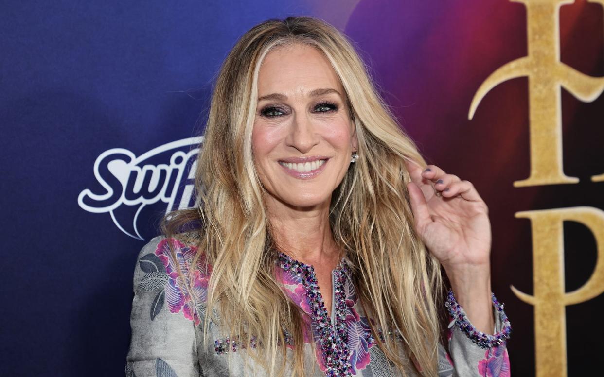 Bei der Premiere ihres neuen Films "Hocus Pocus 2" (Disney+) am Dienstag war Sarah Jessica Parker noch gut gelaunt. Einen Tag später starb ihr Stiefvater überraschend. (Bild: 2022 Getty Images/Jamie McCarthy for Disney)