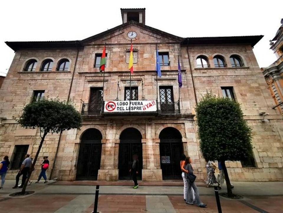 Ayuntamiento de Llanes (Asturias) exhibiendo una pancarta que exige la eliminación (ya) del lobo del Listado de Especies Silvestres en Régimen de Protección Especial (LESPRE). Eloy Revilla, Author provided