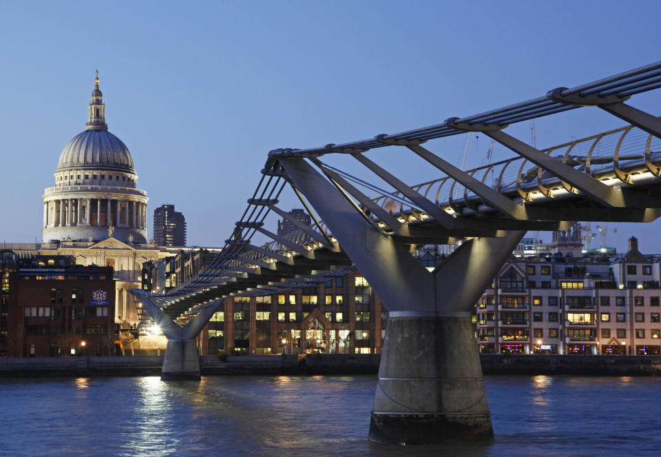 In die Liste der größten Fehlkonstruktionen aller Zeiten darf sich auch die Londoner Millennium Bridge des berühmten Architekten Sir Norman Foster einreihen. Diese wurde bereits zwei Tage nach ihrer Eröffnung im Jahr 2000 geschlossen. Grund war ein heftiges Schwanken. Die Millennium Bridge erhielt daraufhin den Spitznamen "Wobbly Bridge", was so viel wie "Wackelbrücke" heißt. Erst nach zweijähriger Überarbeitung wurde sie wieder der Öffentlichkeit zugänglich gemacht.